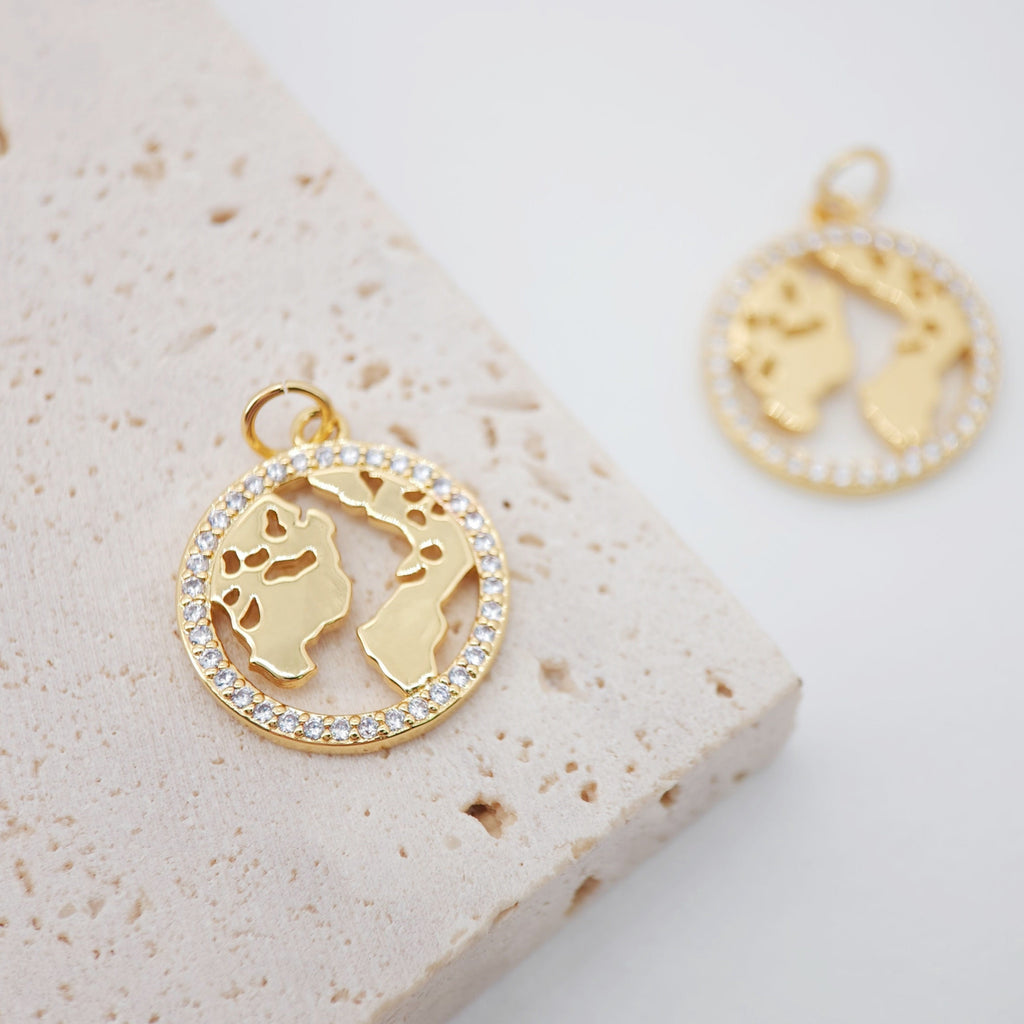 2 colgantes de mapa del mundo cúbicos, chapados en oro de 18 quilates, 17 mm, para hacer collares y bisutería S933