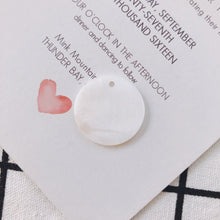 Cargar imagen en el visor de la galería, 10 colgantes redondos de concha, dijes de concha, accesorios para aretes y bisutería MY107