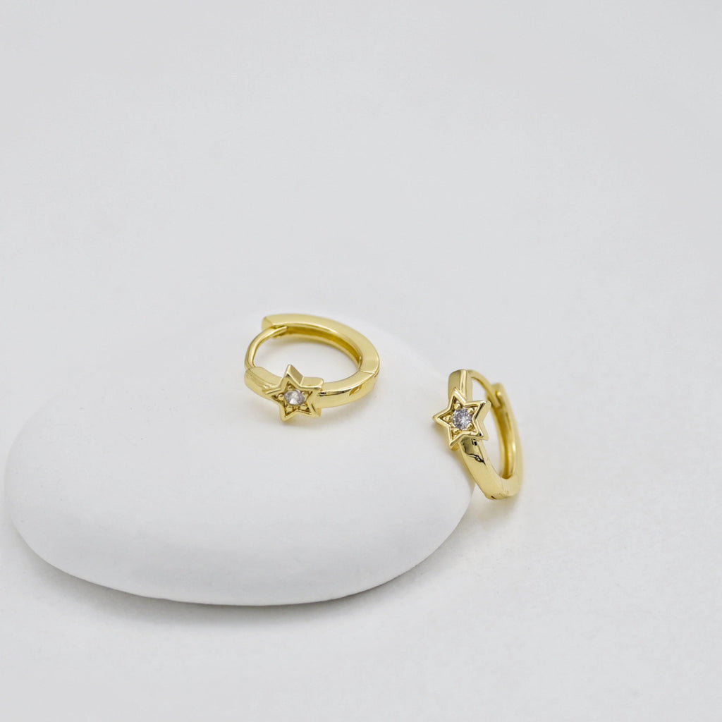 Aros de circonita cúbica con forma de estrella, redondos, de 13,7 mm, chapados en oro de 18 quilates, con cierre de palanca, D0506