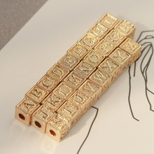 تحميل الصورة إلى عارض المعرض، خرز مكعب أبجدي مطلي بالذهب عيار 14 قيراطًا، خرز مربع أولي، 6 × 6 مم، خرز حرف كبير الفتحة لصنع القلائد والأساور B023