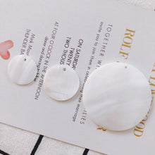 Cargar imagen en el visor de la galería, 10 colgantes redondos de concha, dijes de concha, accesorios para aretes y bisutería MY107