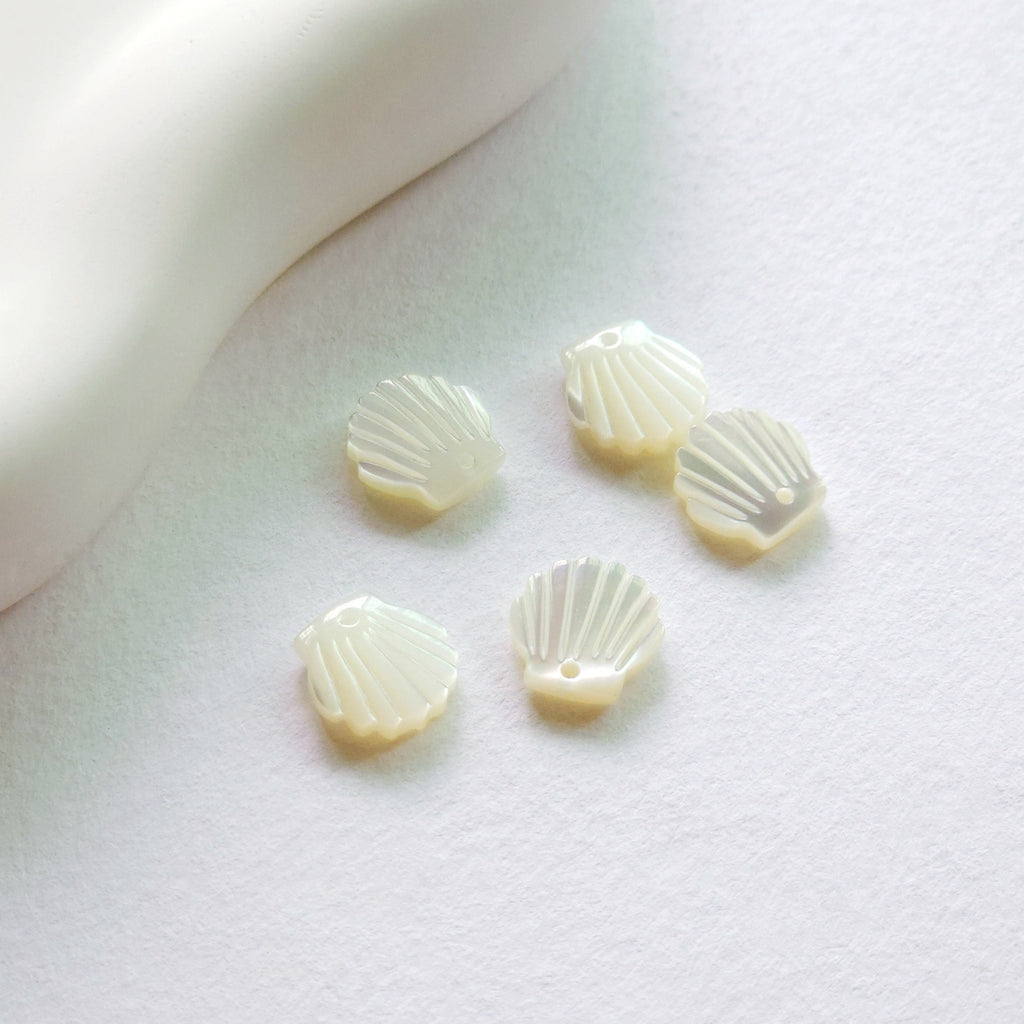 Scallop Shape White Mother-of-Pearl, MOP Shell Pendant, Fan-shaped White Nacre, Shell Charm, Mother of Pearl Jewelry Making Findings RY008