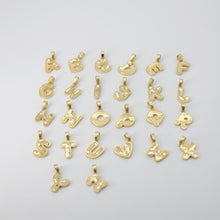 Cargar imagen en el visor de la galería, Dije de letra del alfabeto, inicial chapada en oro brillante de 18 quilates, letra minimalista personalizada para hacer collares y pulseras S20851