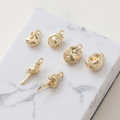 10 dijes de concha marina, pequeño colgante chapado en oro de 18 quilates, dije de playa, dijes para hacer collares, accesorios de joyería JG049