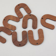 تحميل الصورة إلى عارض المعرض، قطعتان من دلايات الخشب بأشكال هندسية، قلادة خشبية، خشب الجوز المُعاد تدويره، أقراط خشبية بأشكال هندسية مميزة، أفكار يدوية JT957