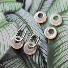 Load image into Gallery viewer, White Pearl Oyster Pendatn, White Round Shape Mother-of-Pearl, Pearl Oyster, Shell Charm, Shell Jewelry Making Findings RY072