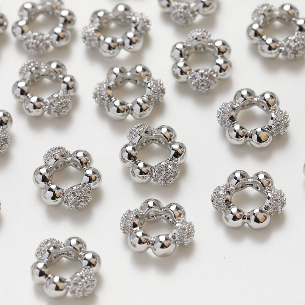 Cuentas espaciadoras redondas con forma de flor de corazón, chapadas en oro de 14 quilates, cuentas con espaciado de agujeros de circonita, cuentas para hacer collares y aretes, accesorios de joyería SC014