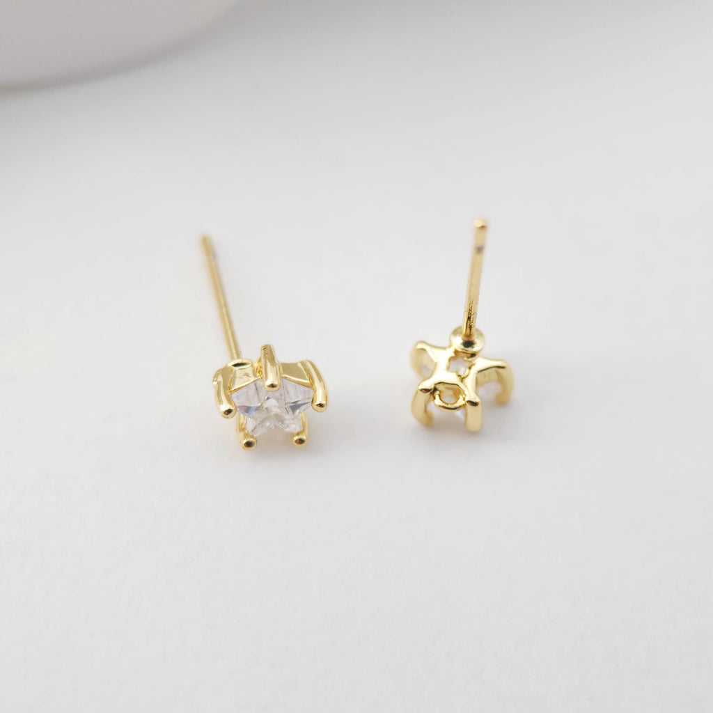 Poste de oro de 18 quilates con pavé de circonitas cúbicas estrelladas de 9 x 9,3 mm. Pendientes de botón sin níquel. Accesorios hipoalergénicos D0248.