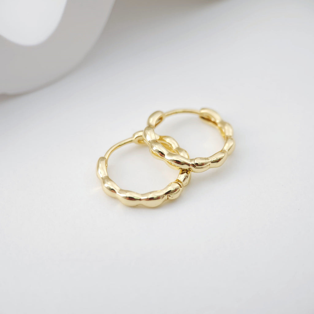 Gold Wavy Hoop Earring, 16mm, 18K Gold Plated Leverback Earrings, Huggie Hoops Earring D0104