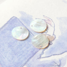 Cargar imagen en el visor de la galería, 10 colgantes de concha redondos, dijes de concha, accesorios para aretes y bisutería RY036