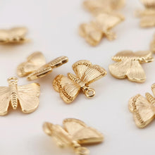 Cargar imagen en el visor de la galería, 4 piezas de dijes de mariposa dorados a granel, delicado colgante de mariposa chapado en oro, 10 x 10 mm, para hacer collares, pulseras y pendientes Z010