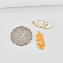 Cargar imagen en el visor de la galería, Dije de abeja esmaltado multicolor, luna y abeja, chapado en oro de 18 quilates, ideal para hacer collares y pulseras S20796