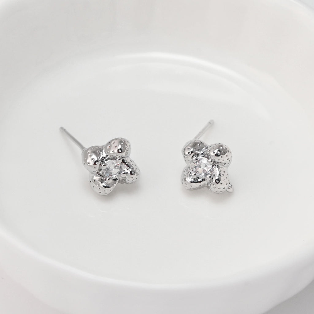 Pendientes de flor martillada con aro, chapados en oro de 18 quilates, sin níquel, pasador de plata S925, pavé de circonitas cúbicas, hipoalergénicos, D0410