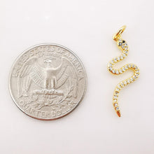 Cargar imagen en el visor de la galería, Dije de serpiente, delicado colgante de serpiente con micro pavé de circonitas cúbicas, chapado en oro de 18 quilates, ideal para hacer pulseras y collares, accesorio de joyería de 26 x 10 mm S014