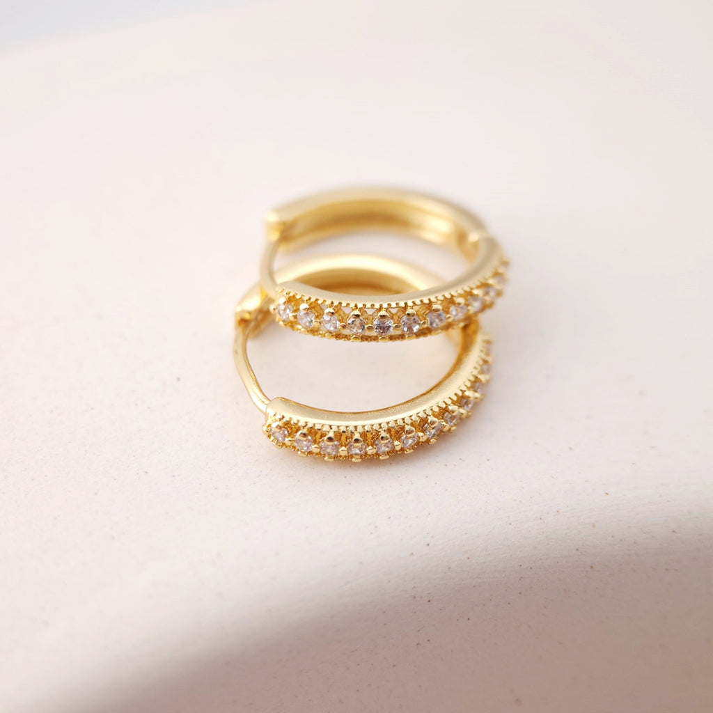 أقراط أذن مكعبة مرصعة بالذهب عيار 18 قيراطًا، مقاس 16.6 × 15.7 مم، مزودة بحلقات، وحلقات دائرية رفيعة S1184