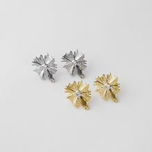 Cargar imagen en el visor de la galería, Poste para pendientes con flor plisada, pendiente de botón de latón chapado en oro auténtico de 18 quilates con aro, pasador de plata S925, pavé de circonitas, sin níquel, fornitura para pendientes D0408