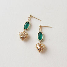 Load image into Gallery viewer, Danity Oval Connector with 2 loops, 14K Gold Plated, Crystal Connectors, 12x15mm Jewelry Findings ZZ025