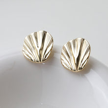 Cargar imagen en el visor de la galería, Pendientes de tuerca con pliegues redondos, pasador de plata S925, chapado en oro de 14 quilates y plata, sin níquel, forma irregular con aro GZ728