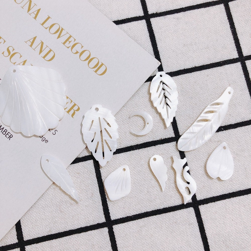 10 colgantes de concha en forma de hoja, dijes de concha, accesorios para aretes y bisutería MY086