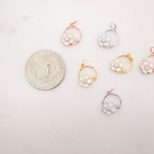 Cargar imagen en el visor de la galería, Dijes de corona de flores esmaltadas de 11 x 11 mm, colgante de corona con pavé de circonitas cúbicas bañado en oro de 18 quilates, dijes para collares y pendientes, accesorios de joyería S604