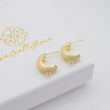 Pendientes de botón en forma de C, chapados en oro de 18 quilates, sin níquel, hipoalergénicos, D0353