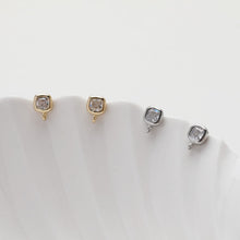 Cargar imagen en el visor de la galería, Pendientes pequeños con pasador cuadrado y aro, circonitas pavé, oro de 14 quilates, pasador de plata S925 sin níquel, fornitura hipoalergénica GT056