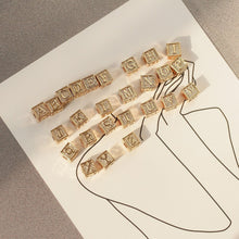 تحميل الصورة إلى عارض المعرض، خرز مكعب أبجدي مطلي بالذهب عيار 14 قيراطًا، خرز مربع أولي، 6 × 6 مم، خرز حرف كبير الفتحة لصنع القلائد والأساور B023