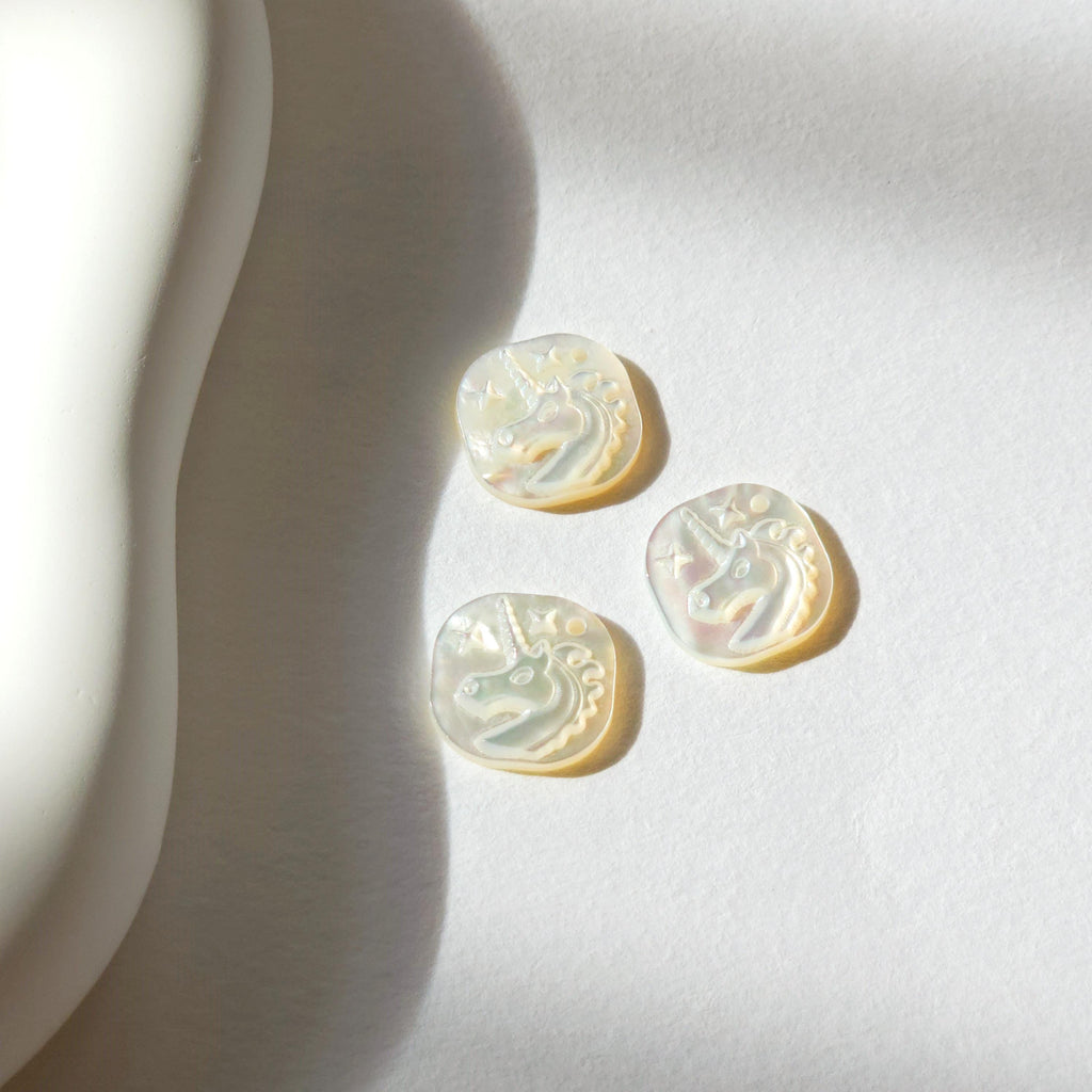 Unicorn White Mother-of-Pearl, MOP Shell Pendant, Engraved White Nacre, Shell Charm, Round Shell Jewelry Making Findings RY032