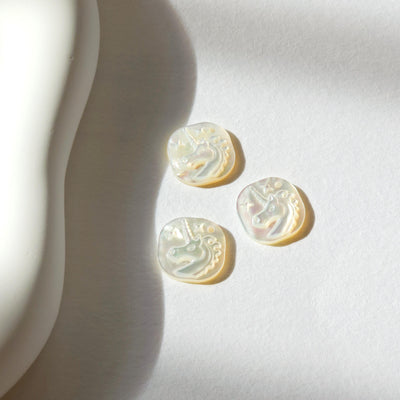 Unicorn White Mother-of-Pearl, MOP Shell Pendant, Engraved White Nacre, Shell Charm, Round Shell Jewelry Making Findings RY032