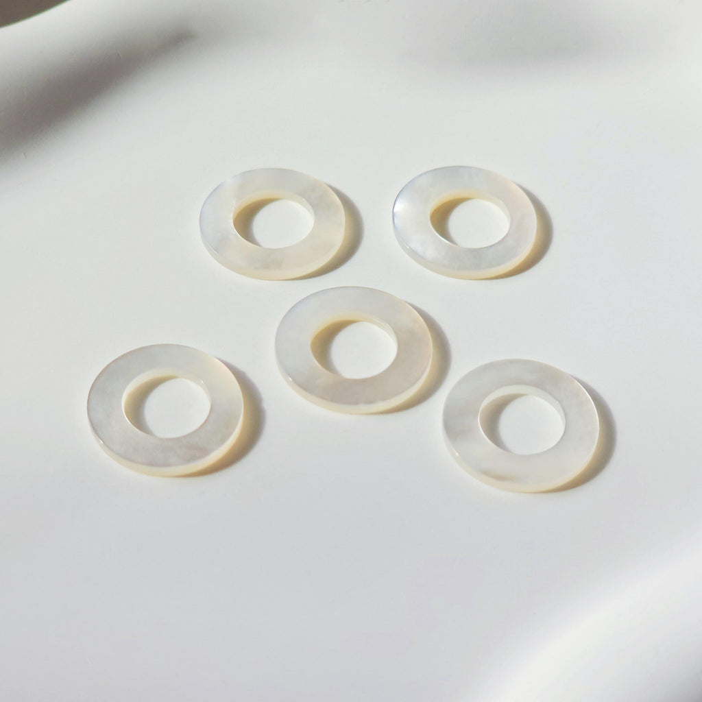 Round White Mother-of-Pearl, MOP Shell Pendant, Engraved White Nacre, Shell Charm, Round Shell Jewelry Making Findings RY038