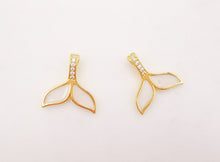 Cargar imagen en el visor de la galería, 2 dijes de cola de pez esmaltados de 15 x 14 mm, chapados en oro de 18 quilates, para collares y accesorios de joyería S618