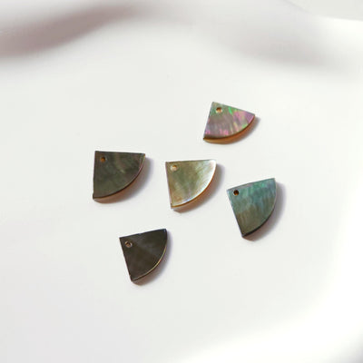 Fan Shape Black Mother-of-Pearl, MOP Shell Pendant, Engraved Black Nacre, Shell Charm, Shell Jewelry Making Findings RY042