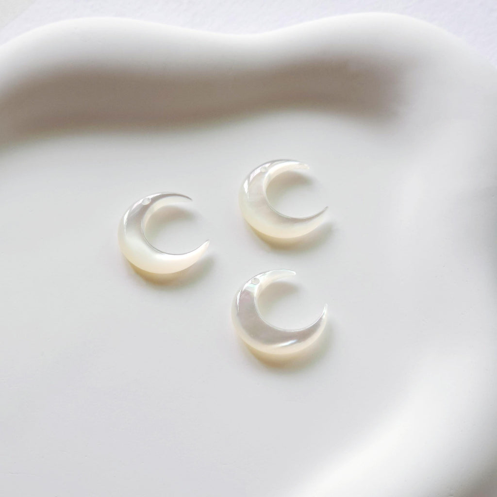 Moon Shape White Mother-of-Pearl, MOP Shell Pendant, 3D White Nacre, Ox Horn Shell Charm, Shell Jewelry Making Findings RY055