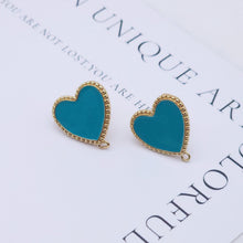 تحميل الصورة إلى عارض المعرض، قرط على شكل قلب مطلي بالمينا، دبوس من الفضة الاسترلينية عيار 925، أقراط من الذهب عيار 14 قيراطًا خالية من النيكل، 17.5 × 16 مم، قرط على شكل قلب مع حلقة S20594