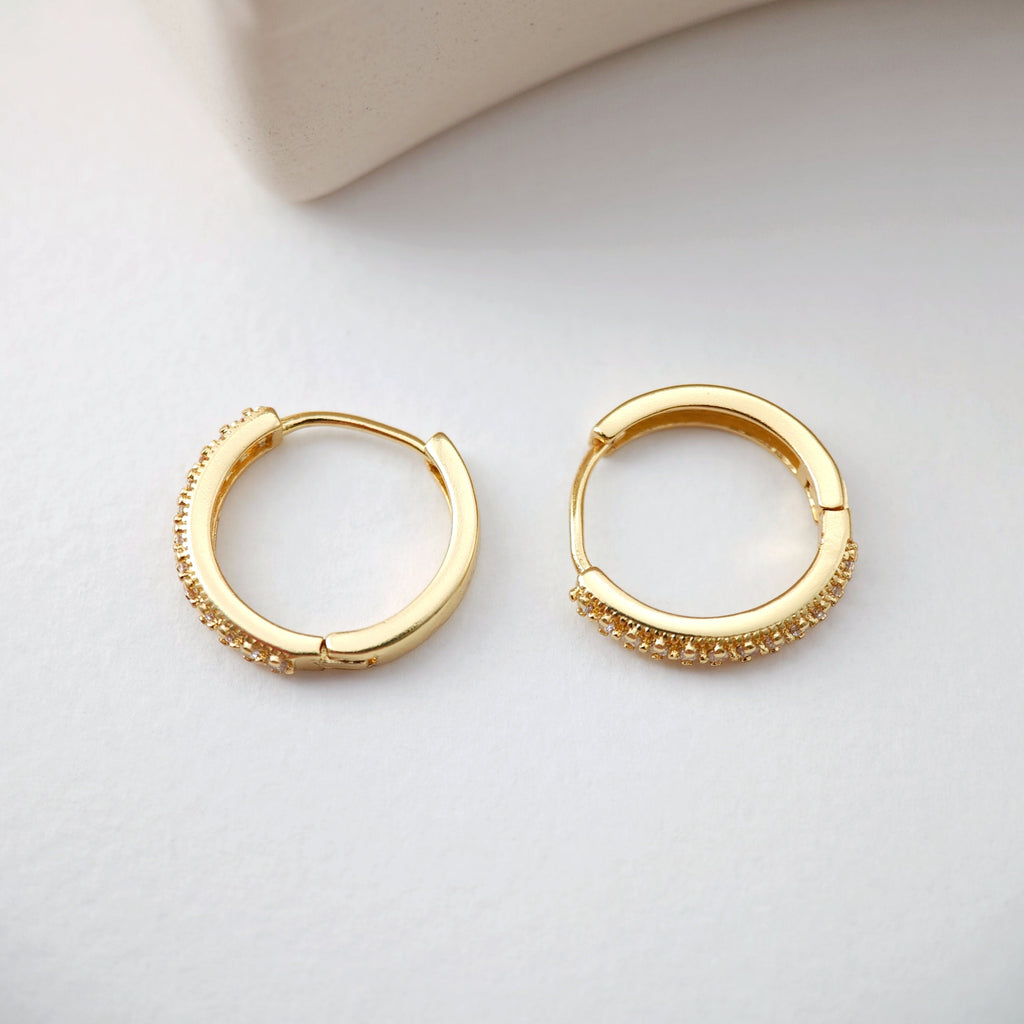 أقراط أذن مكعبة مرصعة بالذهب عيار 18 قيراطًا، مقاس 16.6 × 15.7 مم، مزودة بحلقات، وحلقات دائرية رفيعة S1184