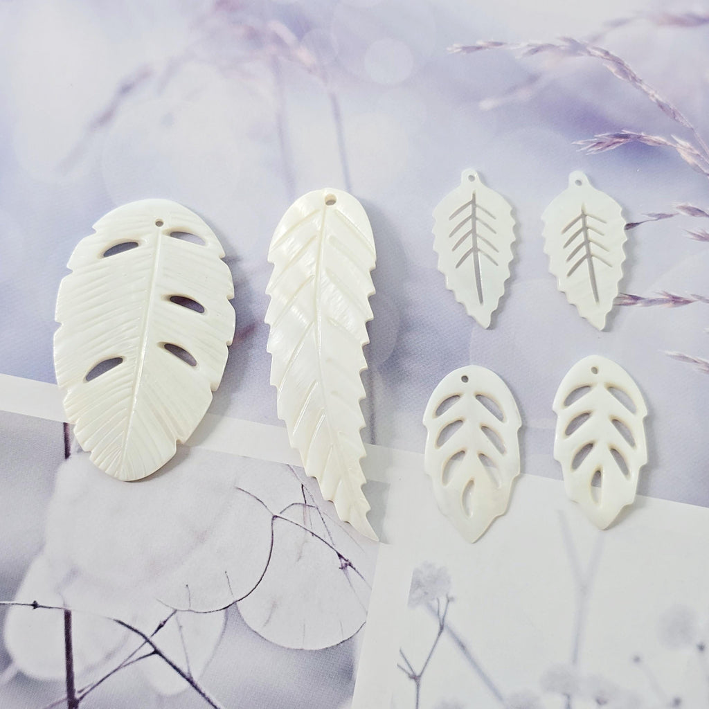 10 colgantes de concha en forma de hoja, dijes de concha, accesorios para aretes y bisutería RY056