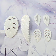 Cargar imagen en el visor de la galería, 10 colgantes de concha en forma de hoja, dijes de concha, accesorios para aretes y bisutería RY056