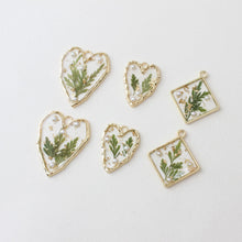 Cargar imagen en el visor de la galería, 2 colgantes de hierba natural, lámina de oro, corazón, cuadrado, estilo nicho, chapado en oro de 18 quilates, GZ283