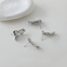 تحميل الصورة إلى عارض المعرض، قرط أذن مطروق غير منتظم، ذهب/فضة عيار 14 قيراط، أقراط فضة S925 خالية من النيكل، قرط أذن على شكل عقدة مع حلقة GE027