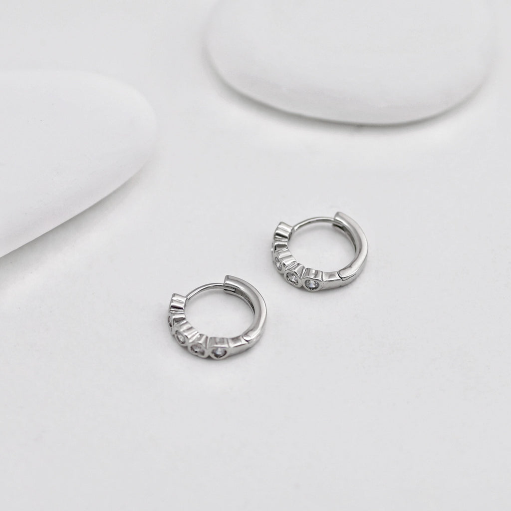 Aros redondos con circonita cúbica en forma de corazón, 13,5 mm, chapados en oro de 18 quilates, tipo aro Huggie D0529