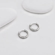 Cargar imagen en el visor de la galería, Aros redondos con circonita cúbica en forma de corazón, 13,5 mm, chapados en oro de 18 quilates, tipo aro Huggie D0529