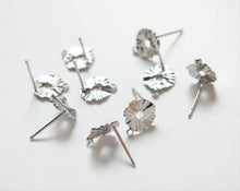 Cargar imagen en el visor de la galería, 10 pendientes redondos plisados ​​calados con aro, dorados/plateados, de plata S925, sin níquel, hipoalergénicos, JJ011