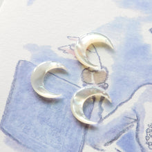 Load image into Gallery viewer, Moon Shape White Mother-of-Pearl, MOP Shell Pendant, 3D White Nacre, Ox Horn Shell Charm, Shell Jewelry Making Findings RY053