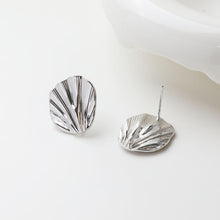 Cargar imagen en el visor de la galería, Pendientes de tuerca con pliegues redondos, pasador de plata S925, chapado en oro de 14 quilates y plata, sin níquel, forma irregular con aro GZ728