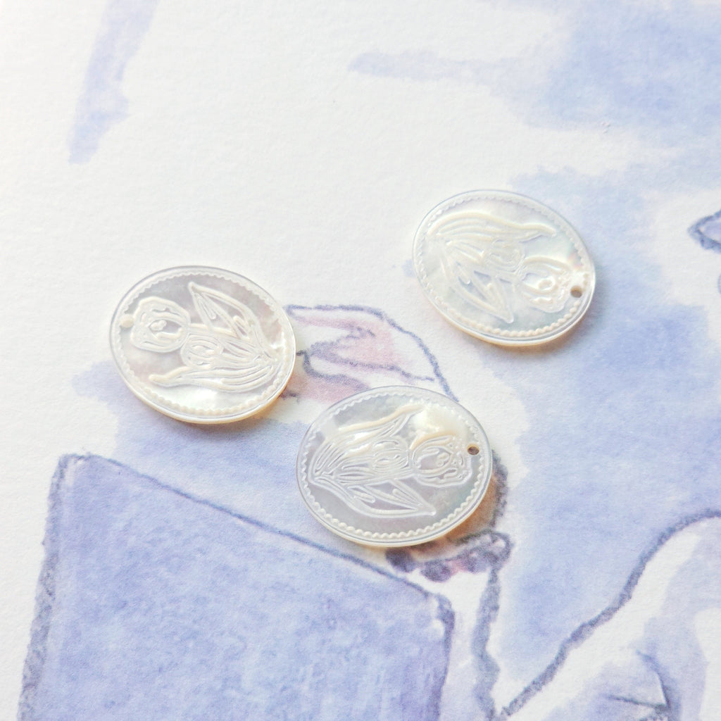 Oval-shaped Tulips Mother-of-Pearl, MOP Shell Pendant, Engraved White Nacre, Shell Charm, Mother of Pearl Jewelry Making Findings RY011