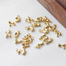 Cargar imagen en el visor de la galería, Dije de letra del alfabeto, inicial chapada en oro brillante de 18 quilates, personalizado y minimalista para hacer collares y pulseras S1395