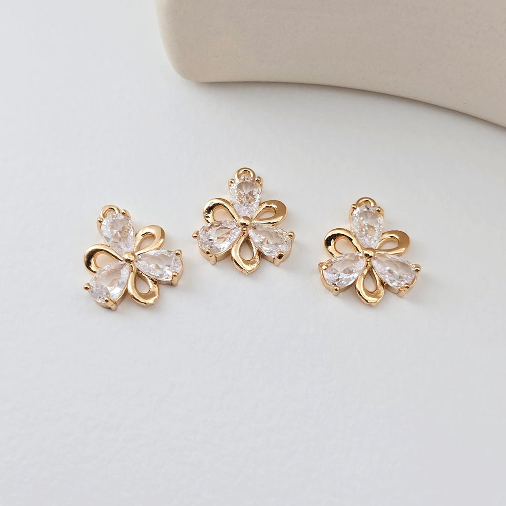 2 colgantes de flor con forma de flor de cristal de circonita cúbica, de latón chapado en oro auténtico, accesorios de joyería D0292