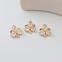 Cargar imagen en el visor de la galería, 2 colgantes de flor con forma de flor de cristal de circonita cúbica, de latón chapado en oro auténtico, accesorios de joyería D0292