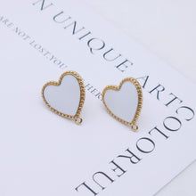 تحميل الصورة إلى عارض المعرض، قرط على شكل قلب مطلي بالمينا، دبوس من الفضة الاسترلينية عيار 925، أقراط من الذهب عيار 14 قيراطًا خالية من النيكل، 17.5 × 16 مم، قرط على شكل قلب مع حلقة S20594