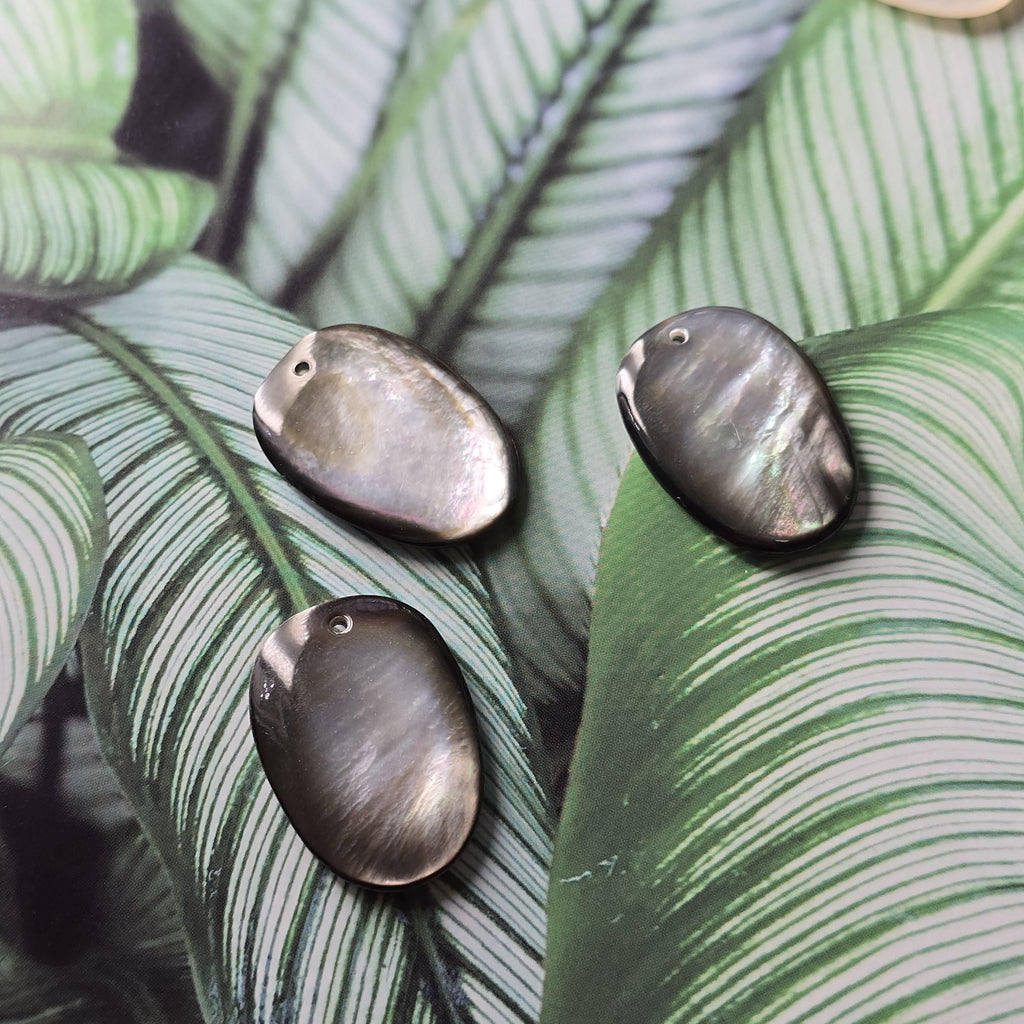 Black Pearl Oyster Pendatn, Black Oval Shape Mother-of-Pearl, MOP Shell, Shell Charm, Round Shell Jewelry Making Findings RY068